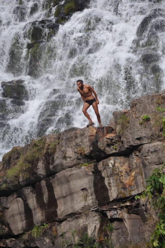 Saltando em poço do Rio do Couro, na Chapada dos Veadeiros, região de Alto Paraíso - GO